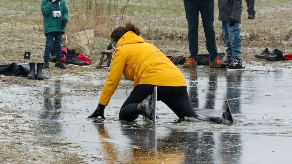 Dappere schaatsers op de Ryptsjerksterpolder, maar het ijs is niet overal sterk genoeg