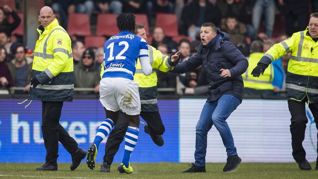 Supporters rennen veld op in Adelaarshorst