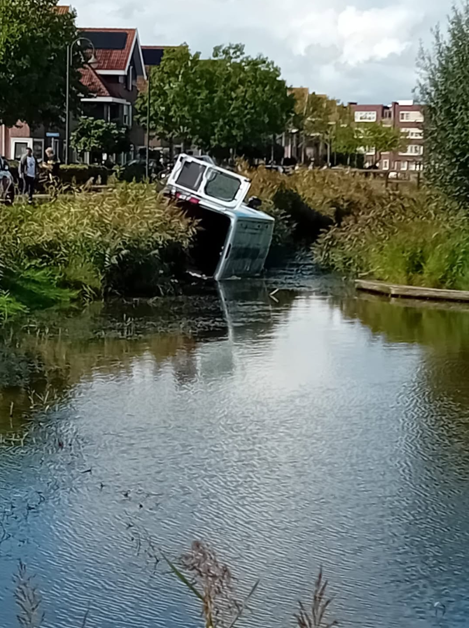 Fietsendieven raken na achtervolging met bus in het water