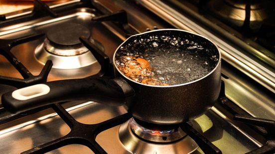 Jongere gooit kokendheet water over medewerker jeugdinstelling