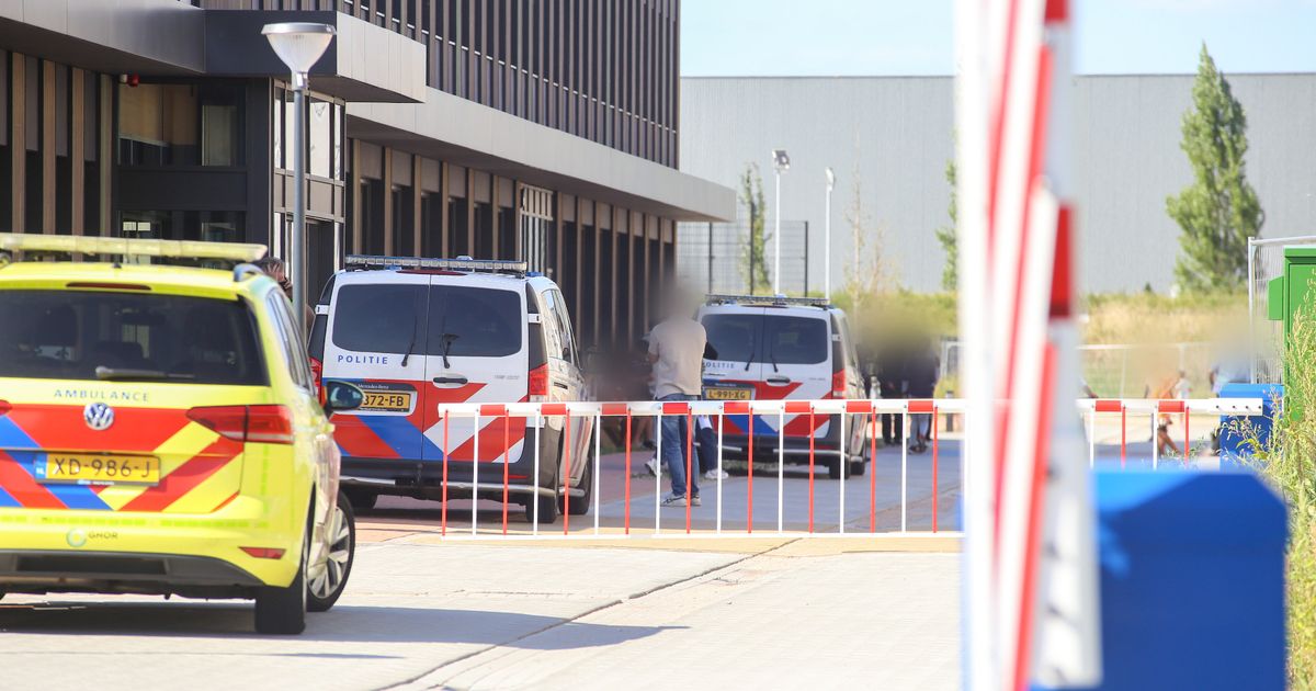 Man neergestoken bij asielzoekerscentrum | Auto vliegt uit bocht en verliest wiel