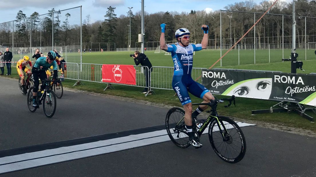 Coen Vermeltfoort mag weer de handen in de lucht steken (Rechten: RTV Drenthe/ Karin Mulder)