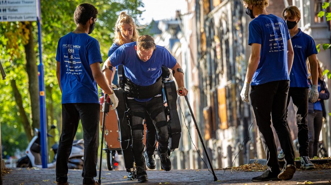 Koen van Zeeland loopt door Delft met het nieuwe exoskelet
