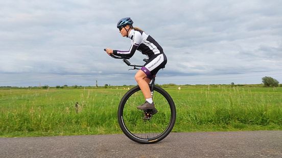Foto: Lisanne fietst 24 uur op éénwieler: zadelpijn