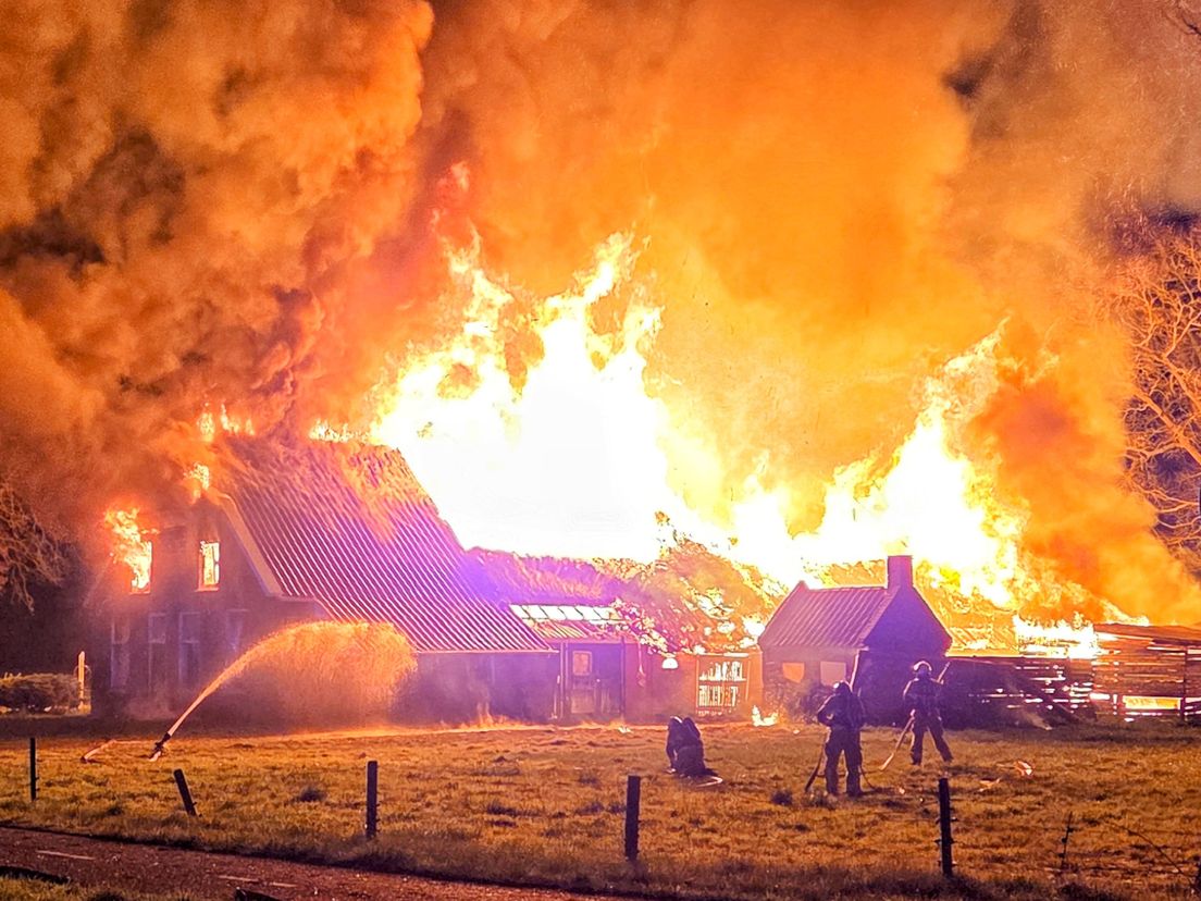 Uitslaande brand in woonboerderij met rieten dak in Zuidwolde