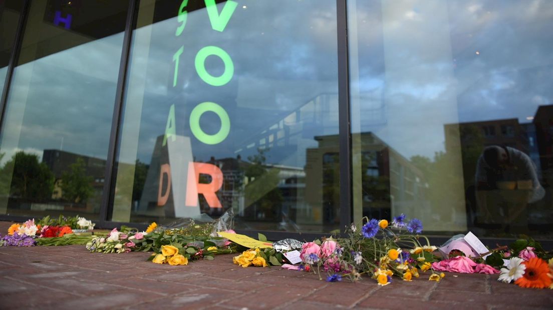 'Stil protest' tegen coronamaatregelen: bloemen neergelegd in Almelo