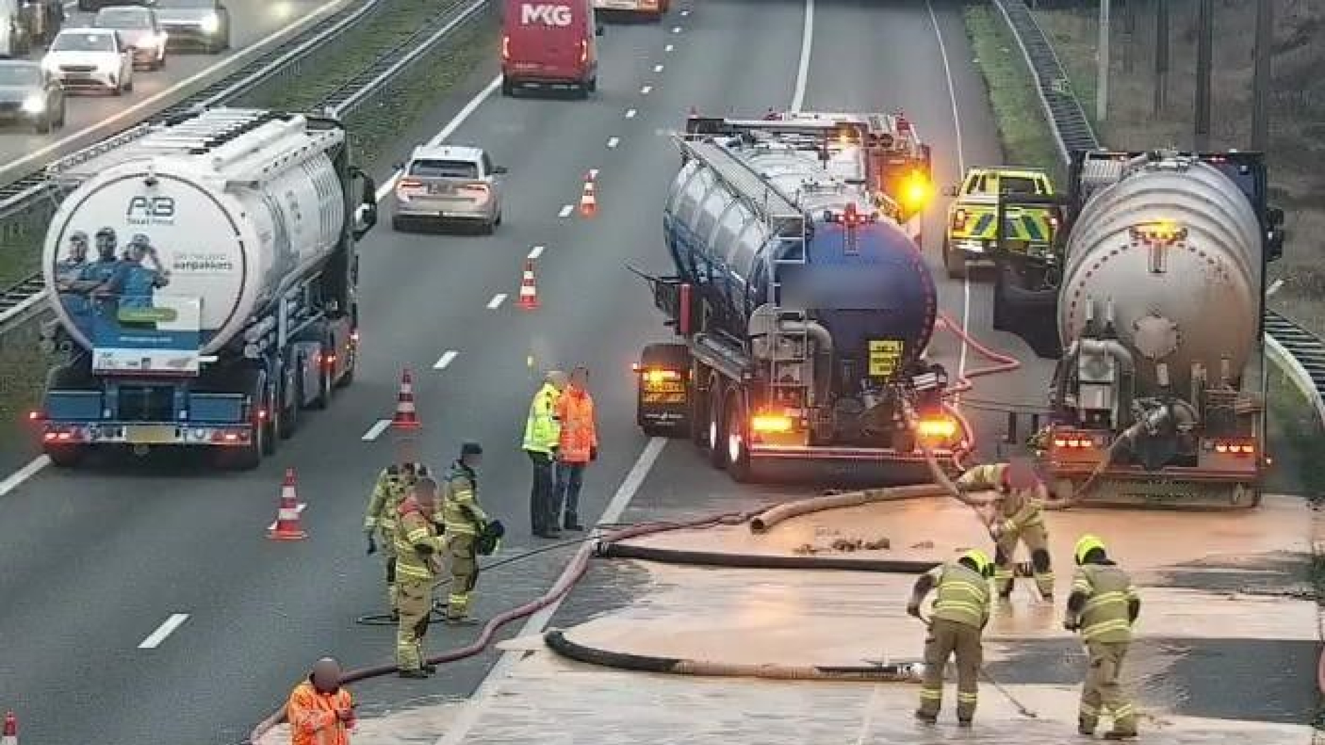Vieze smurrie op de weg: gistend supermarktafval zorgt voor file