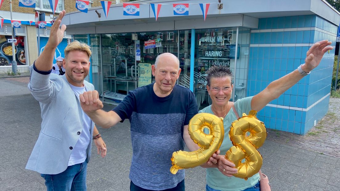 Ralf Sluijs spreekt met Arie en Yvonne van Vishandel Plugge