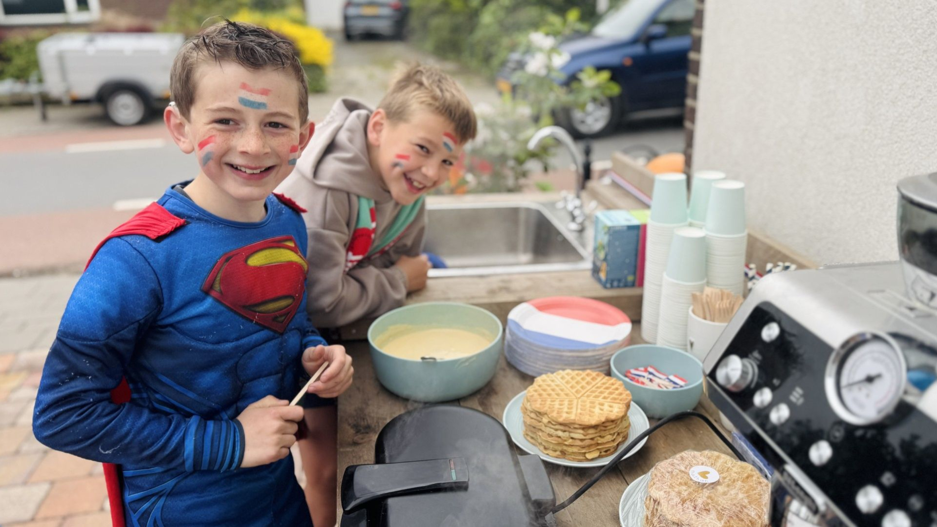 Fynn (10) verkoopt wafels en haalt 1000 euro op