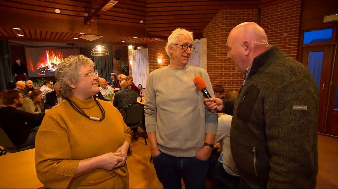 Politieman Willem Jintes (m) met zijn vrouw (l) en verslaggever Ronald Niemeijer