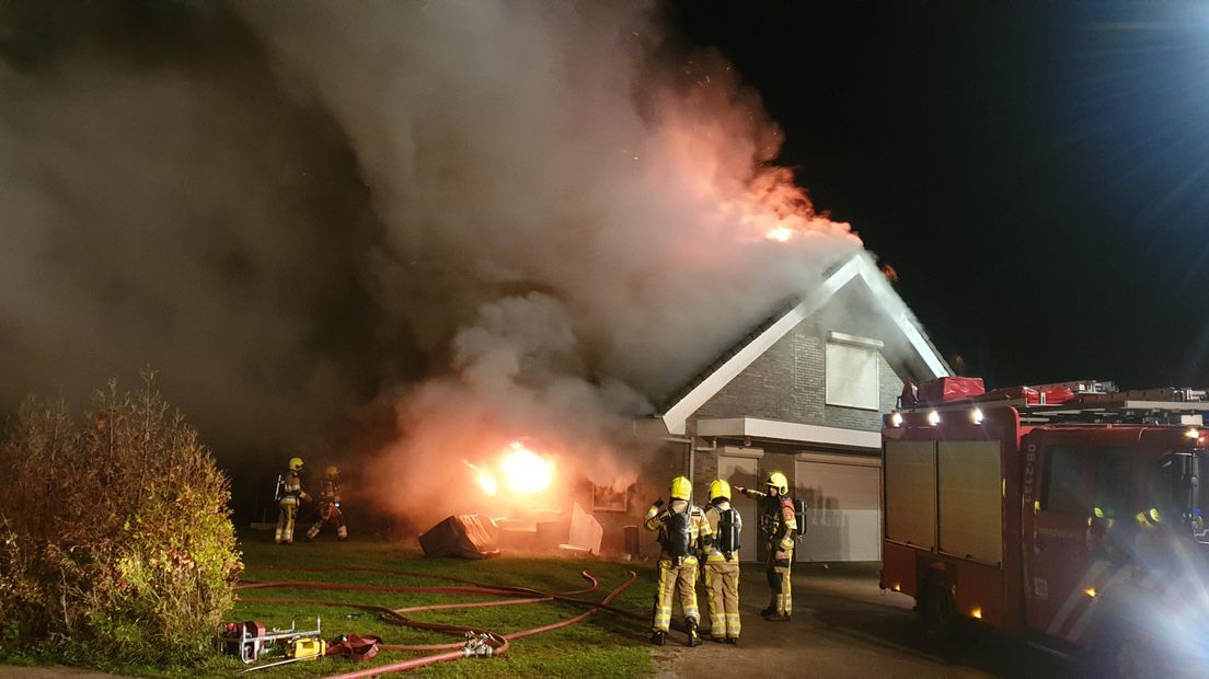 In een vrijstaand huis aan de Vlietstraat in Ooij bij Nijmegen heeft woensdagavond een grote brand gewoed. De vlammen sloegen uit de woning.