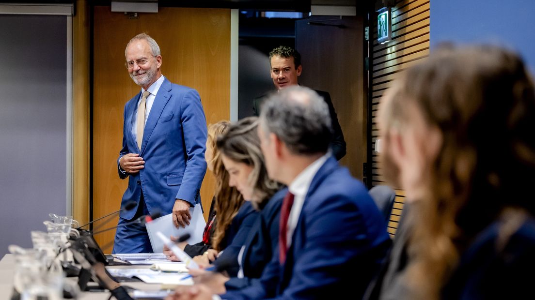 Henk Kamp voormalig minister van Economische Zaken (2012-2017) loopt voor de tweede keer de Enquetezaal in