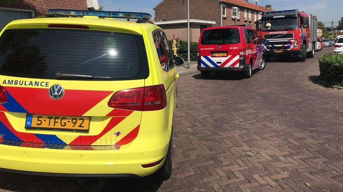 Een persoon wordt verzorgd na inademen rook