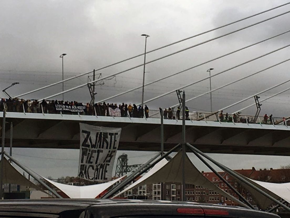 Stop Racisme 2017 begon een spontane demonstratie in Rotterdam