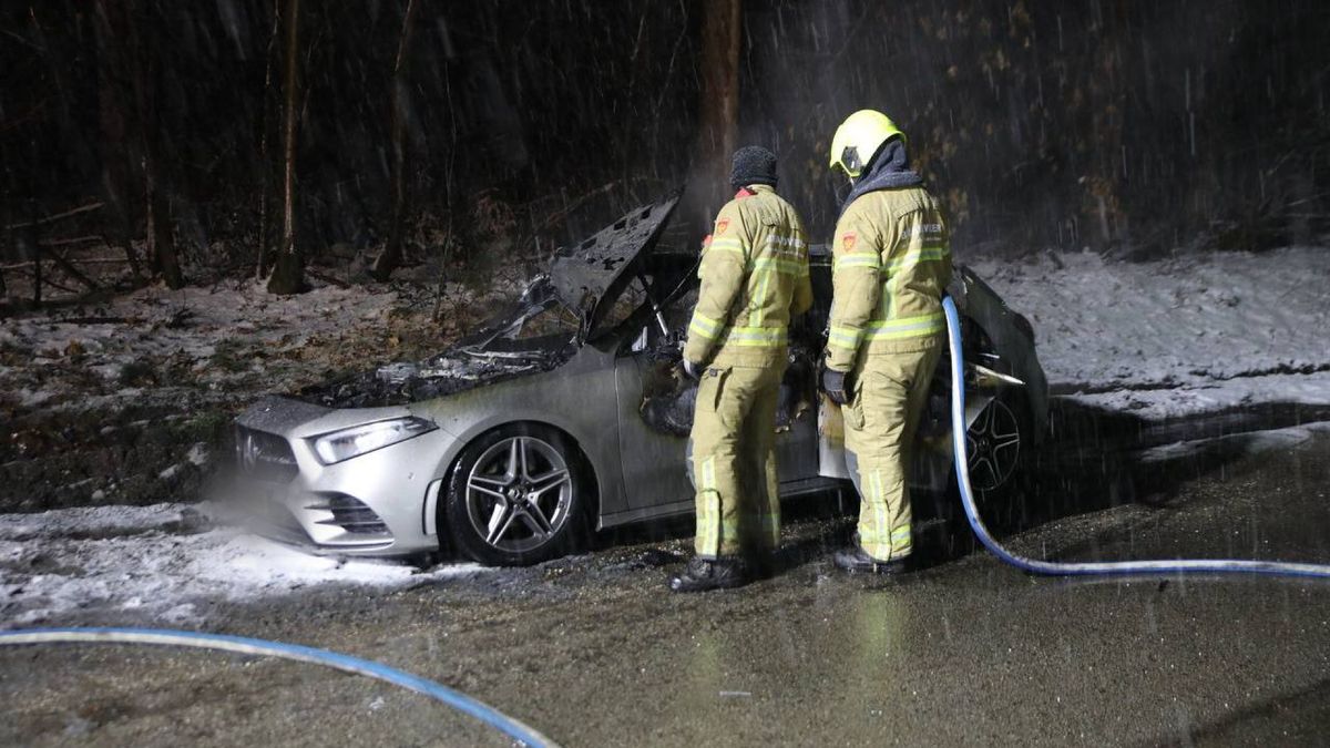 Bestuurder gewond • auto vliegt in brand
