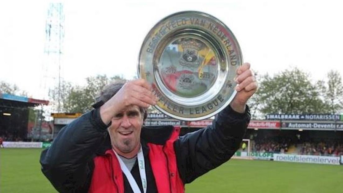 Groundsman Ron Roerink met de 'kampioensschaal'