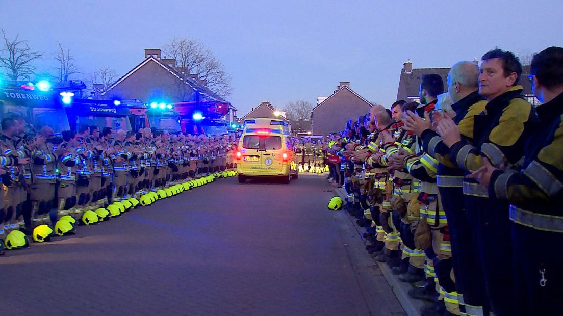 120 brandweermannen vormen een erehaag voor zieke Dennis