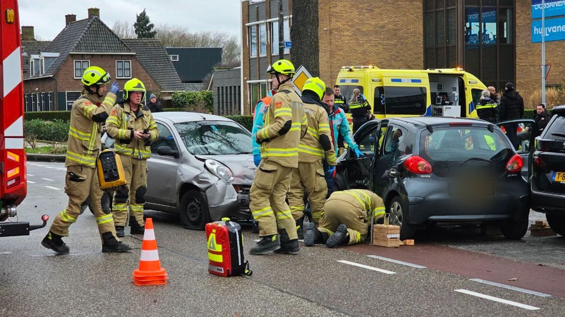 In Wageningen is één automobilist naar het ziekenhuis gebracht.