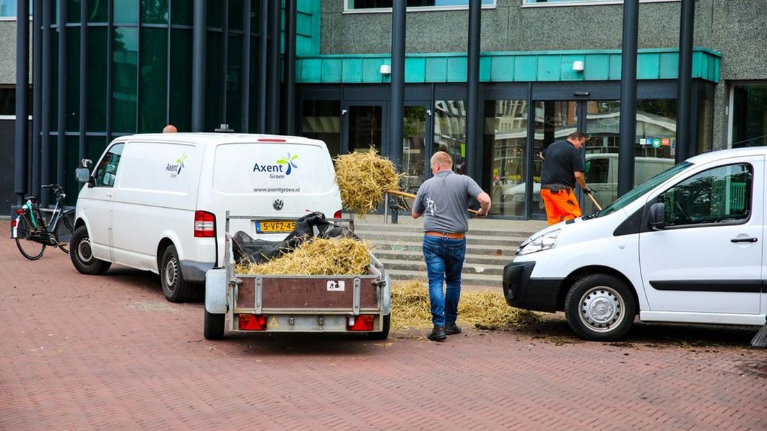 Gemeente ruimt troep van boeren op.