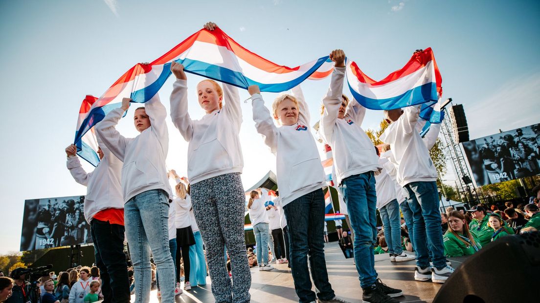 Kinderen dragen het vrijheidslint