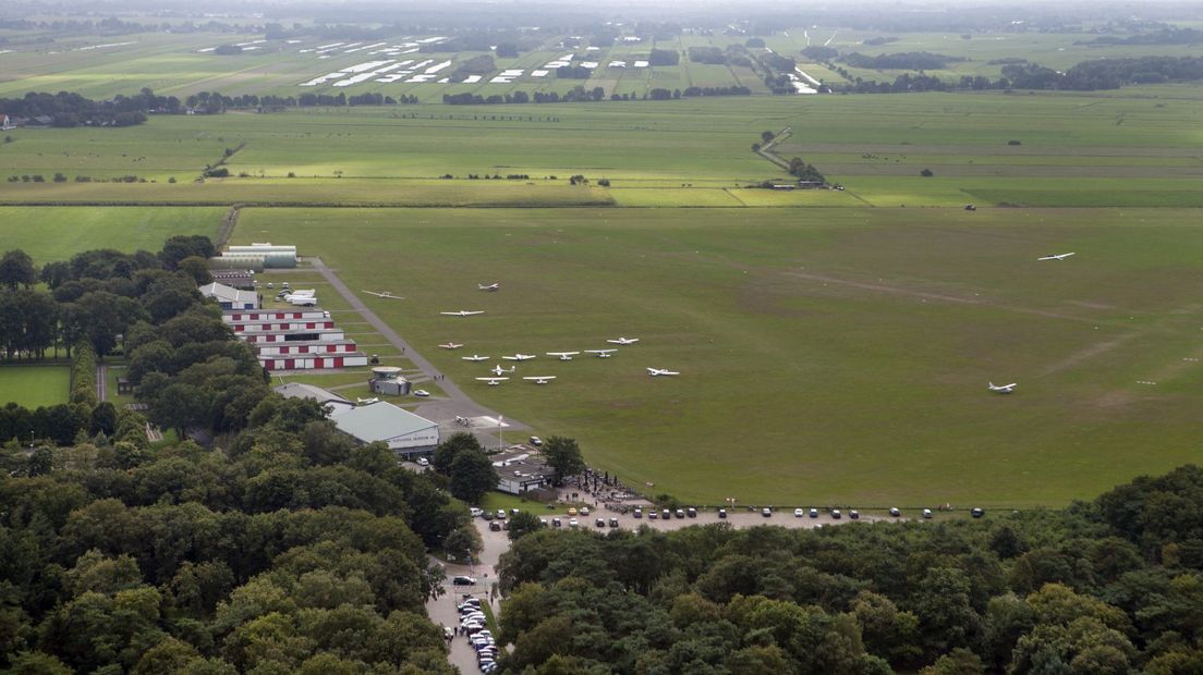 Een luchtfoto van het vliegveld bij Hilversum.
