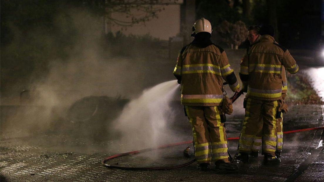 In Waardenburg zijn voor de derde keer in een week tijd autobanden in brand gestoken.
