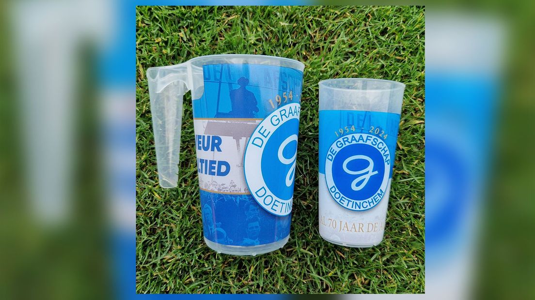 De nieuwe bierbekers van De Graafschap.