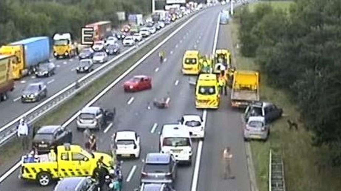 De A12 bij knooppunt Grijsoord bij Arnhem is weer open. De snelweg was uren dicht na een groot ongeval.  Woensdagmiddag kwamen drie auto's, een motor en een vrachtwagen met elkaar in botsing kwamen.