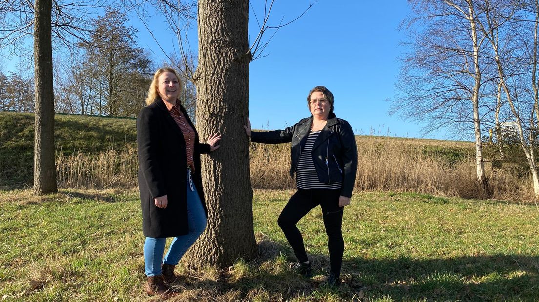 Ellen Mooiweer en Marleen Pol van Plaatselijk Belang Sint Jansklooster op de plek waar het kunstwerk voor Evert van Benthem moet komen te staan.