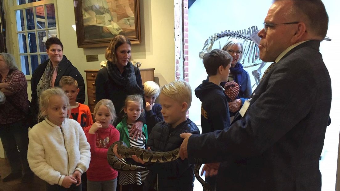 Eric Mulder van het museum laat de slang rondgaan