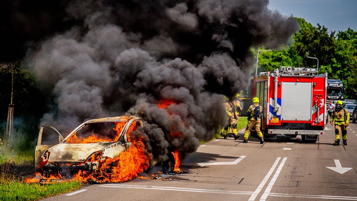Auto vliegt tijdens wachten voor rood licht in brand