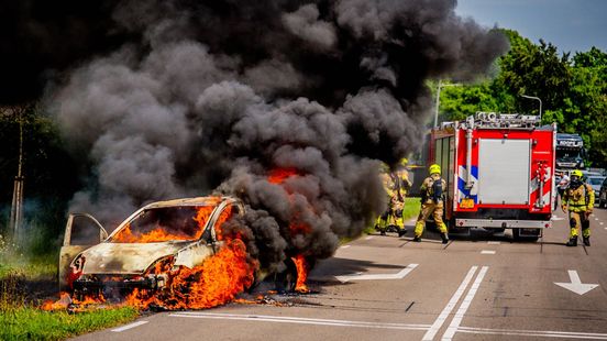 Auto vliegt tijdens wachten voor rood licht in brand