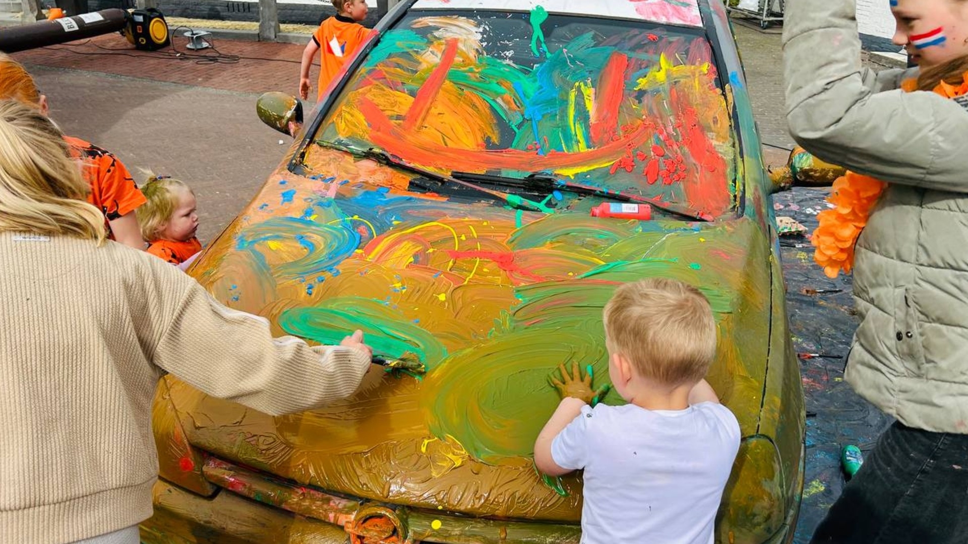 Groningen viert Koningsdag: Kamerheer in Stad, auto's bekladden in Aduard