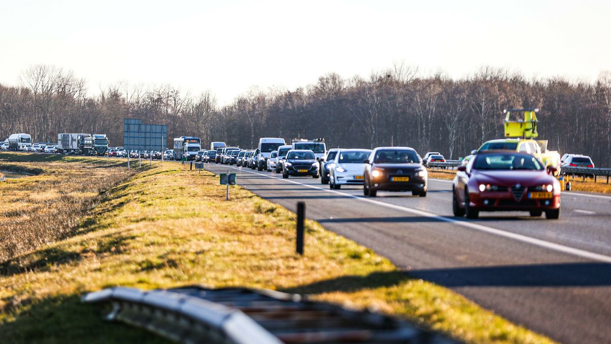Ongeluk met twee auto's op A7 bij Luxwoude