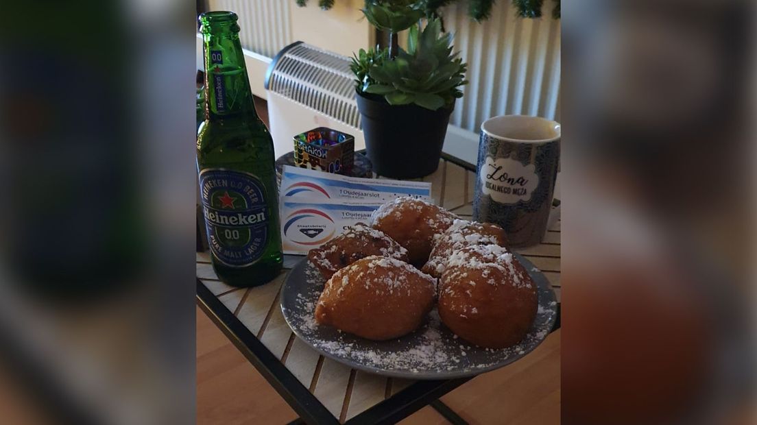 Deze familie zat aan de oliebollen en de kat mocht er ook bij