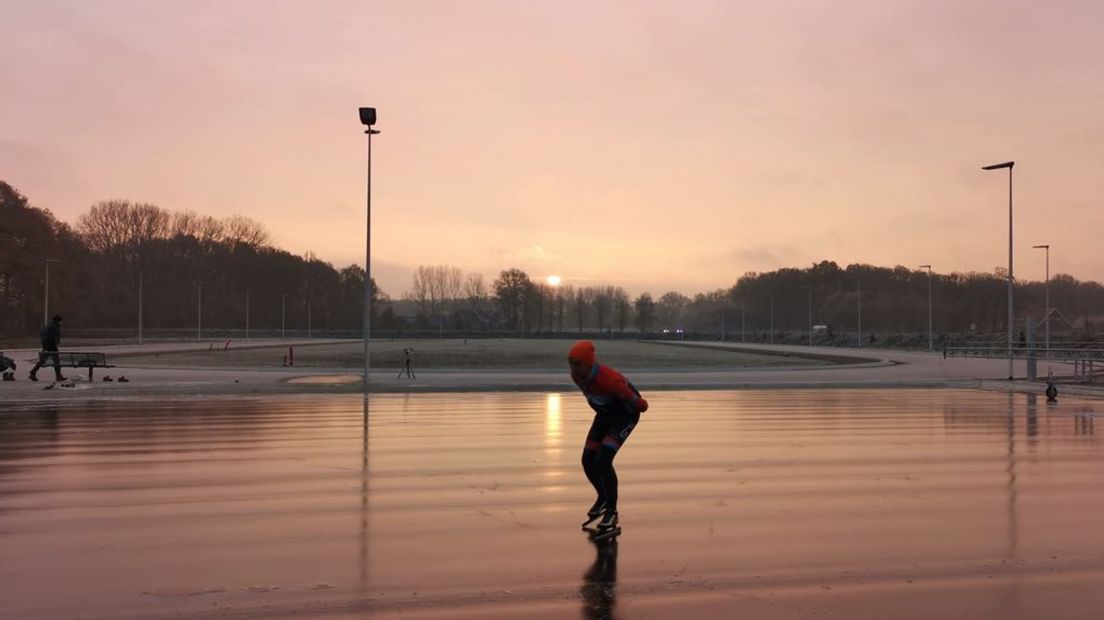 Met de ochtendzon op de achtergrond wordt er al geschaatst in Winterswijk.