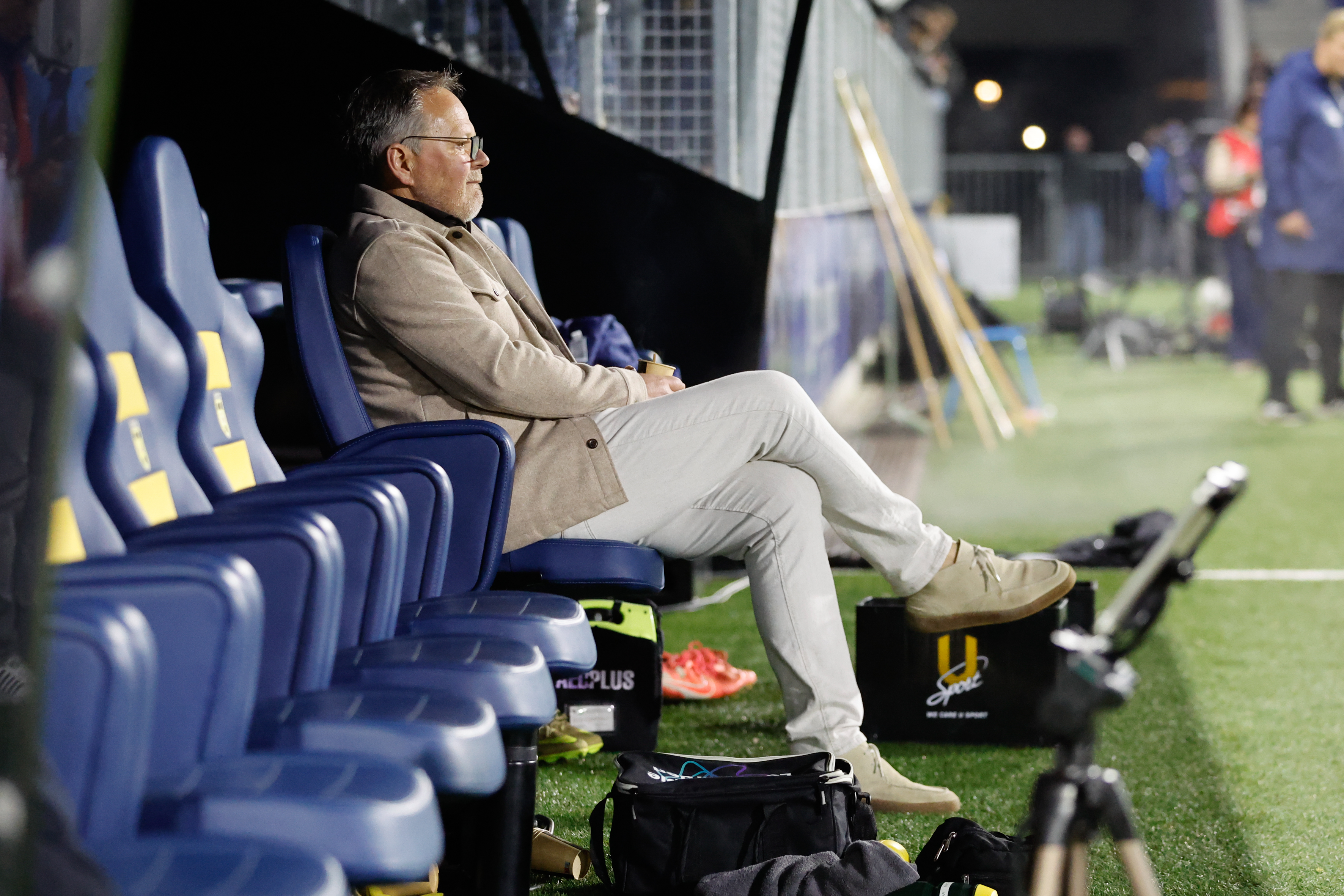 Henk de Jong sit op de bank nei't de wedstriid foar de twadde kear staakt is.
