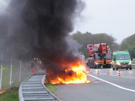 Auto brandt uit op snelweg bij de Wijk