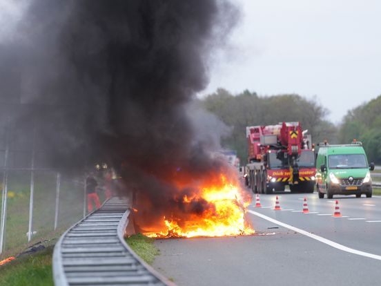 Auto brandt uit op snelweg bij de Wijk
