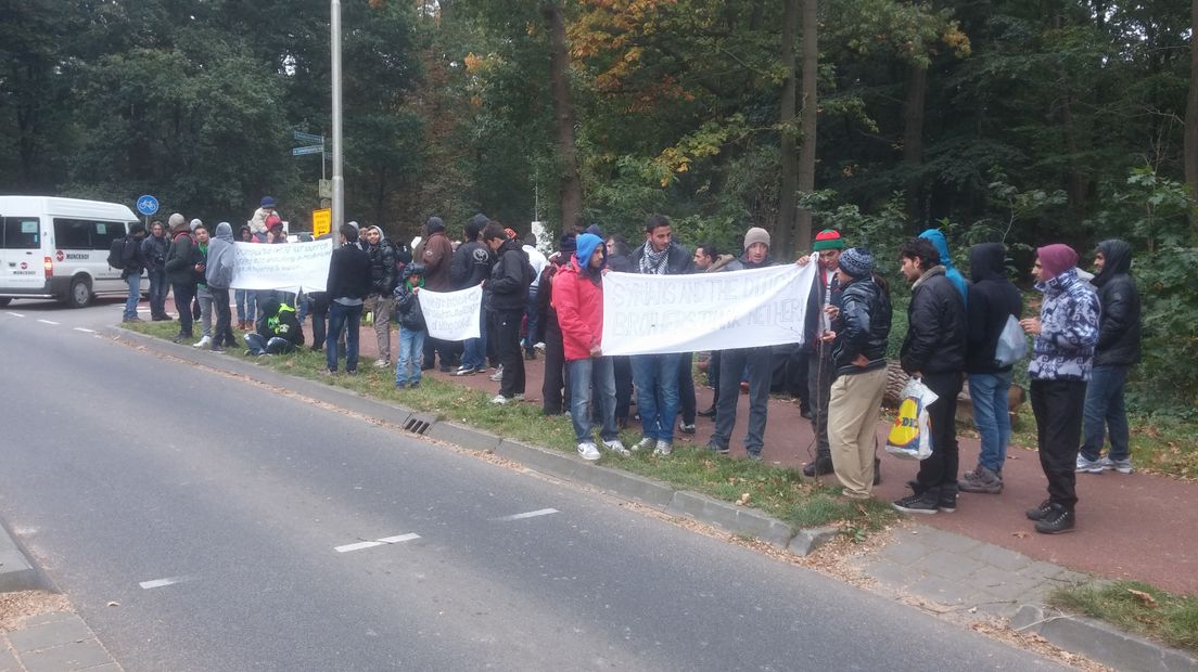 Vluchtelingen op Heumensoord bij Nijmegen zijn dinsdag in opstand gekomen tegen de slechte leefomstandigheden in het tentenkamp. Het gaat om ongeveer 80 personen, vooral mannen. Na een protestmars door de aangrenzende wijk Brakkenstein keerden ze terug naar Heumensoord.