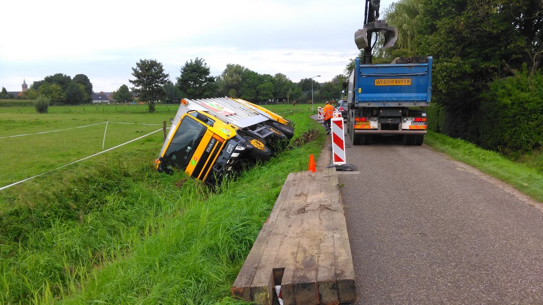 Twee kranen van een kraanbedrijf uit Oosterbeek hebben woensdagmiddag een vuilniswagen uit een sloot in Driel gehaald.