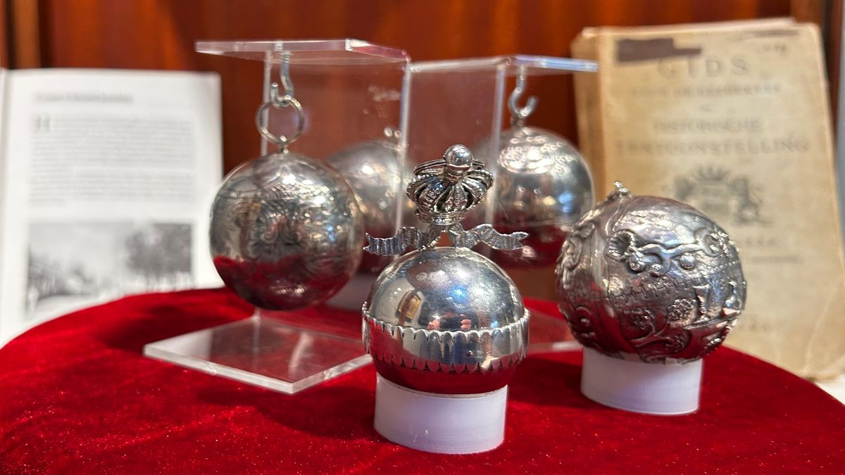 Een 'boppeslach' voor veilinghuis Ald Fryslân: vijf antieke kaatsballen ontdekt