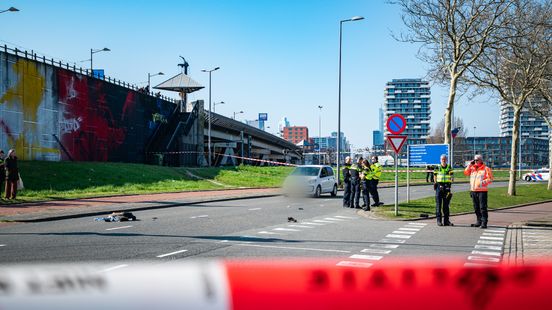 Twee voetgangers aangereden door auto, kledingstukken verspreid over de weg. Twee voetgangers aangereden door auto, kledingstukken verspreid over de weg.