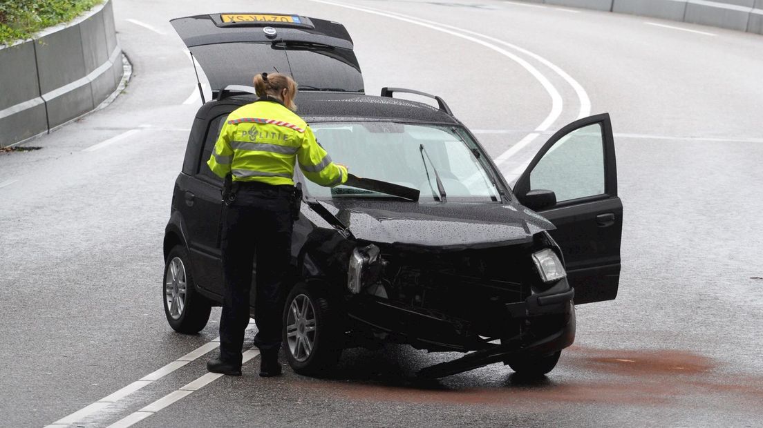 De auto is in de tunnelbak tegen de muur gebotst