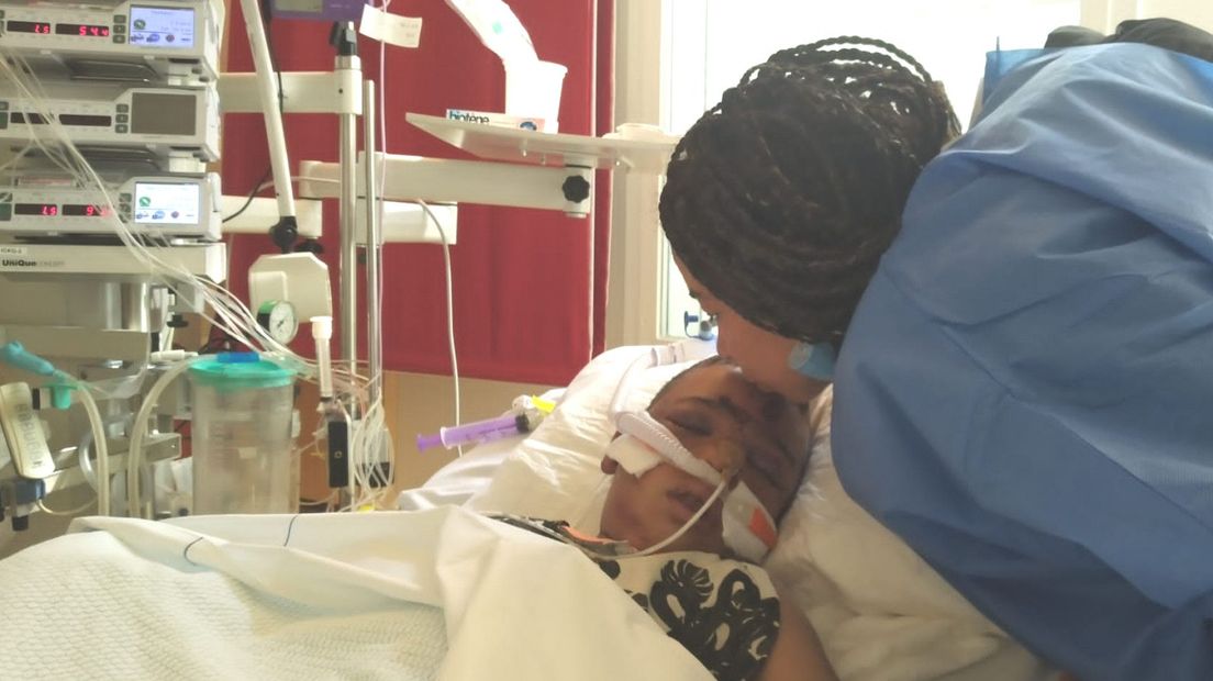 Moeder Ibtissam en haar zoon Adam in het LUMC