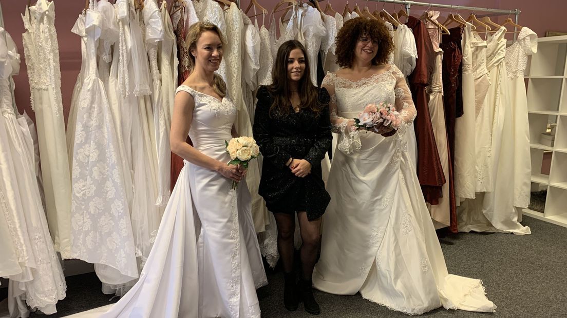 Een aantal vrouwen op de bruidsbeurs