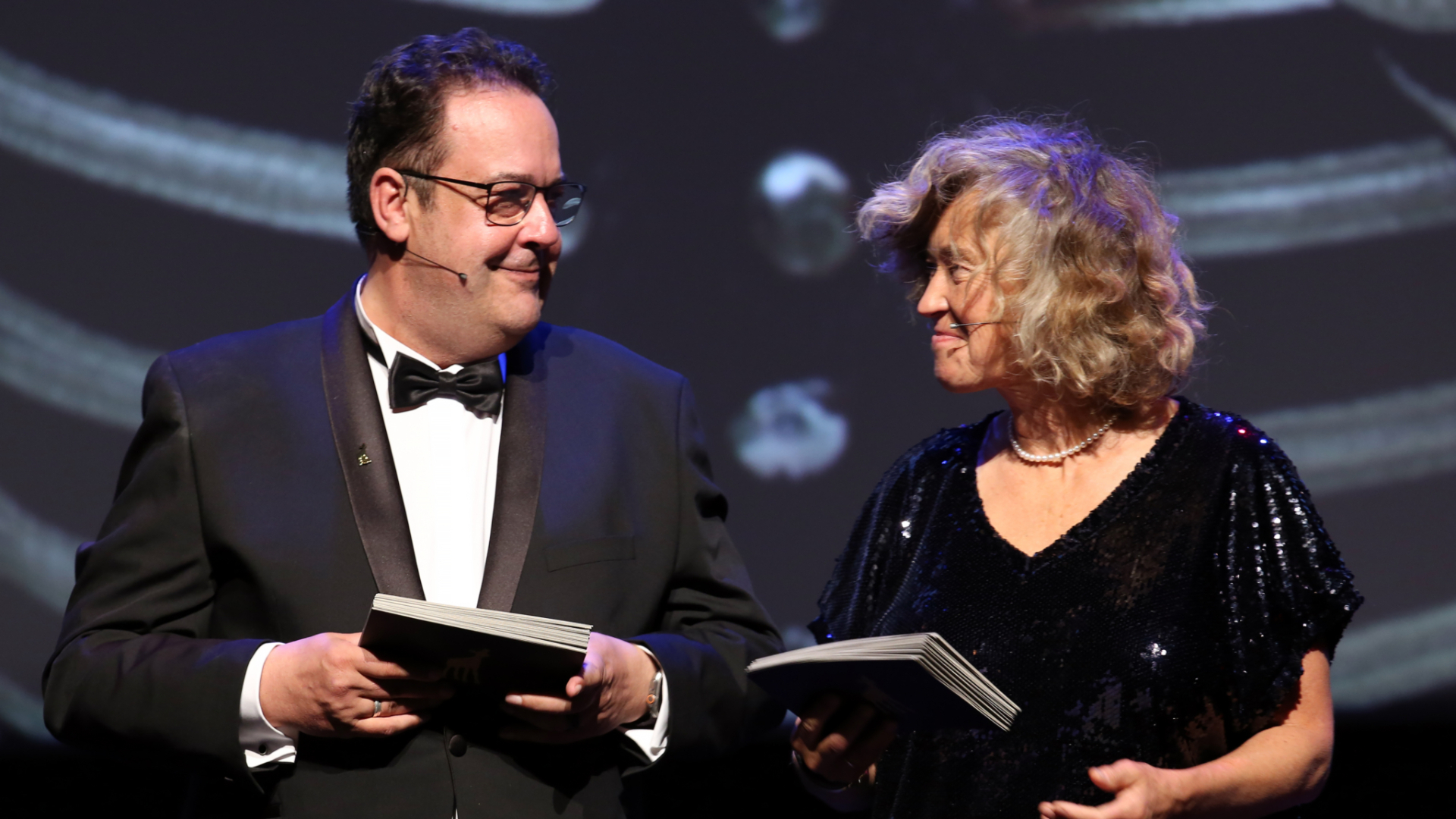 Vanwege geldtekort gaat Nederlands Film Festival door met een directeur minder