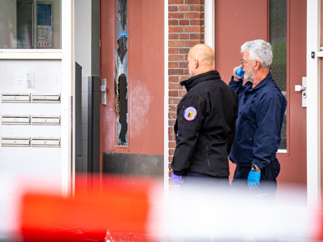 De deur is flink beschadigd na de explosie aan de Groepstraat