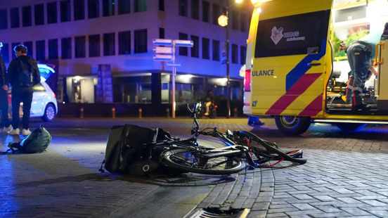 Fietser gewond na botsing met automobilist in Assen. Fietser gewond na botsing met automobilist in Assen.