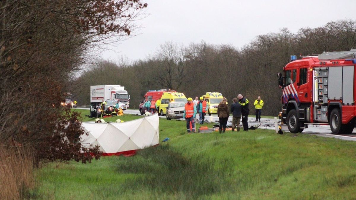 Drie gewonden bij ongeluk N381 bij Witteveen - weg weer open [update]